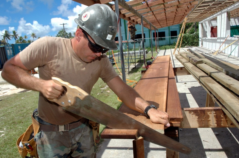 ebeniste-ST AUBAN-min_worker_construction_building_carpenter_male_job_build_helmet-893290